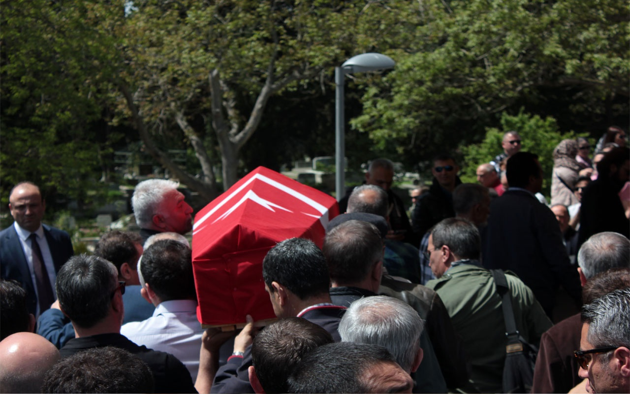 İşkenceci cezaevi müdürü  Albay Raci Tetik tabutu başında protesto ettiler