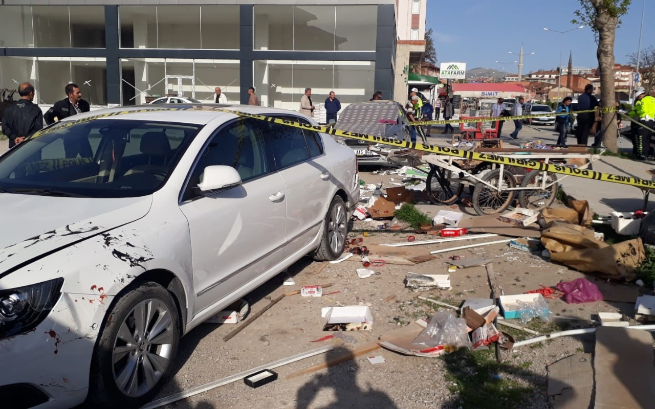 Çorum'da kaza yapan otomobil seyyar satıcıların arasına daldı