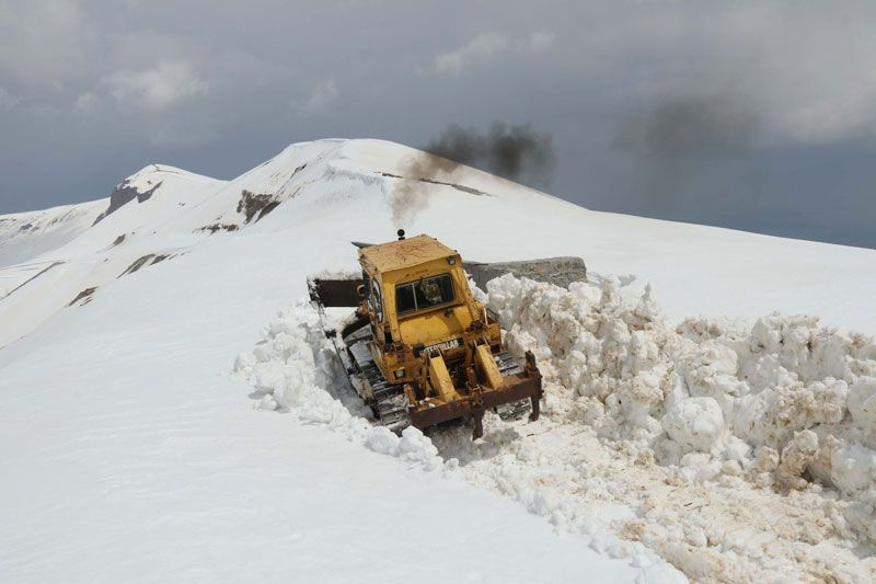 Kar kalınlığı 10 metreye ulaşan yolu açmak için serferber oldular