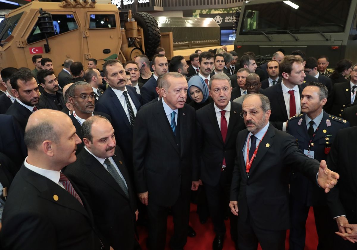 Cumhurbaşkanı Erdoğan  IDEF açılışında Standları tek tek gezdi