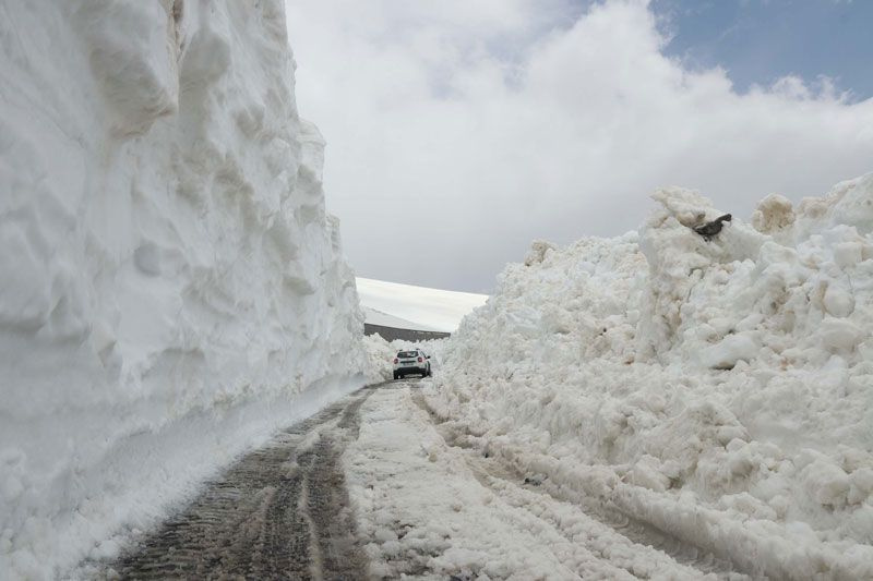 Kar kalınlığı 10 metreye ulaşan yolu açmak için serferber oldular