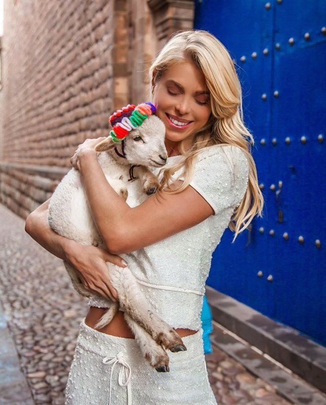 Dünyaca ünlü model Caroline Bittencourt köpeklerini kurtarmak isterken hayatını kaybetti