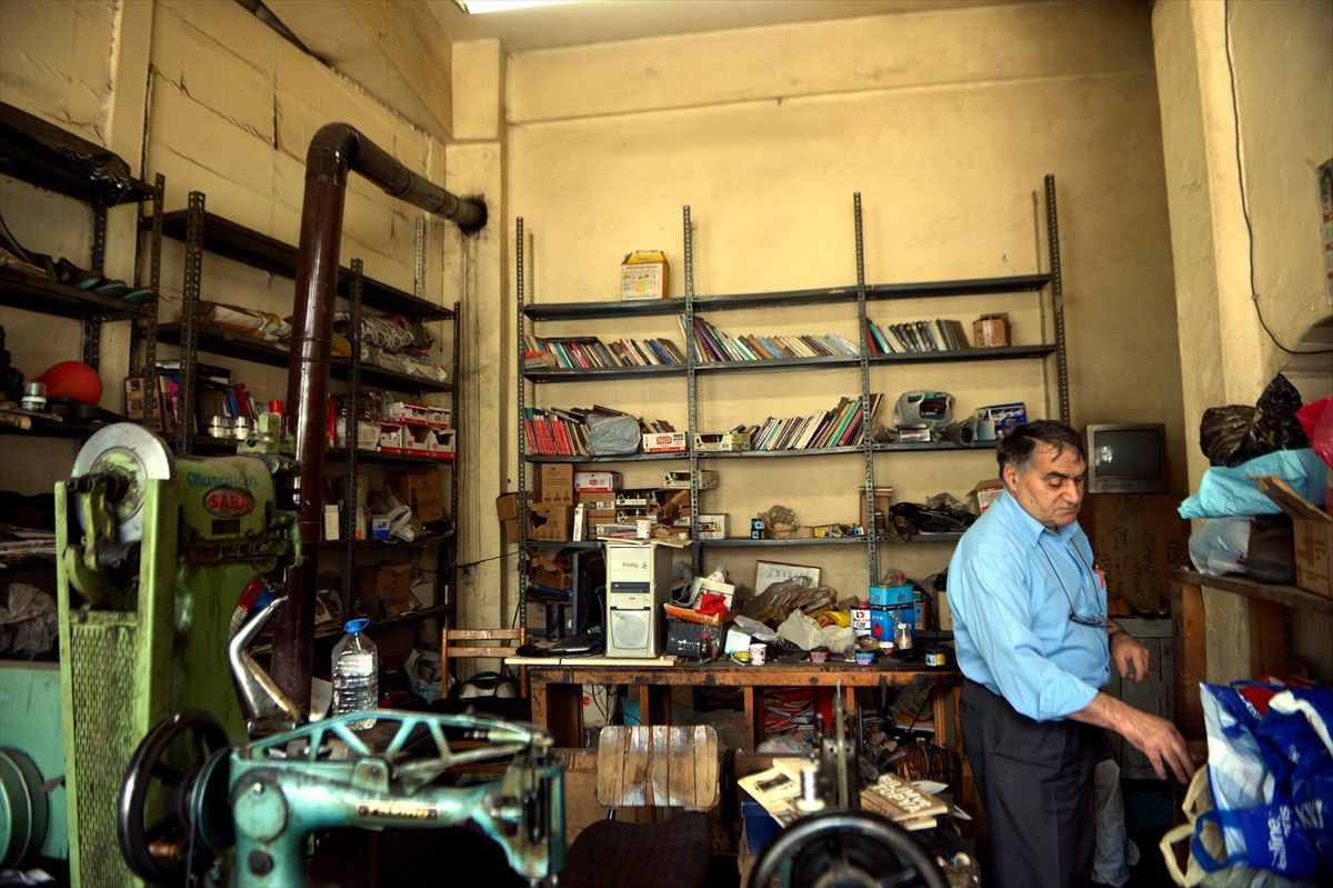 Ardahanlı ayakkabı tamircisi dükkana gelen müşterileri şaşırtıyor