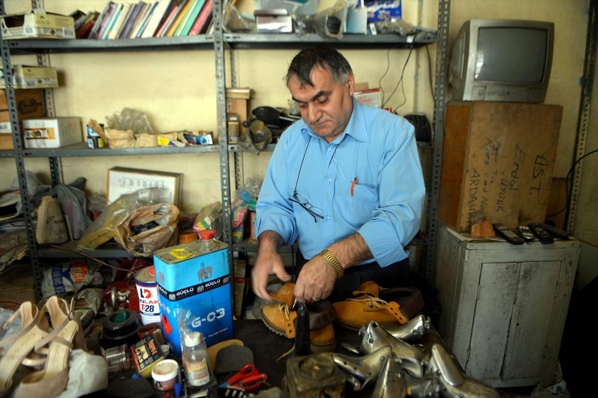 Ardahanlı ayakkabı tamircisi dükkana gelen müşterileri şaşırtıyor