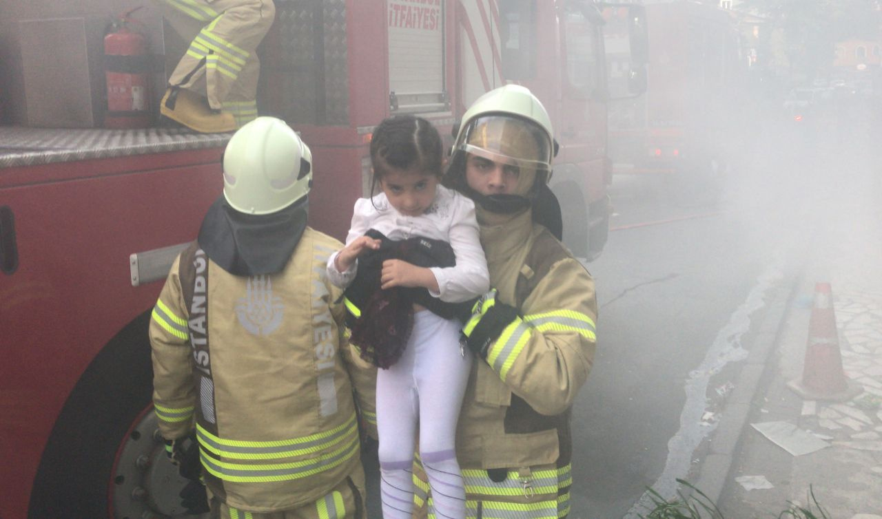 İstanbul'da 20 kişi yangında mahsur kaldı