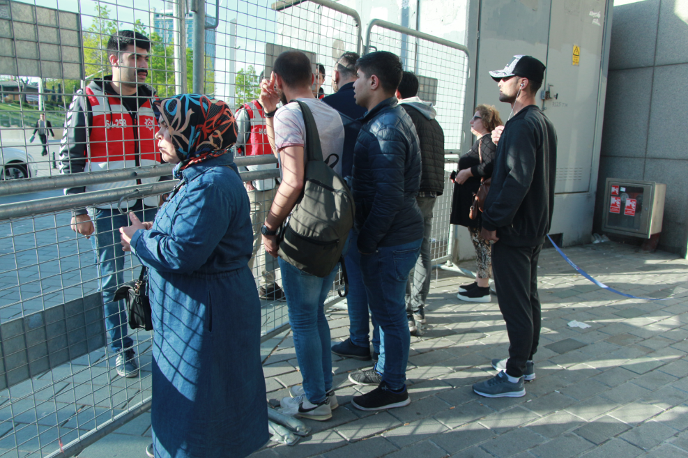 İşe gitmek isteyenlere Taksim’de bariyer engeli! Vatandaşlar isyan etti