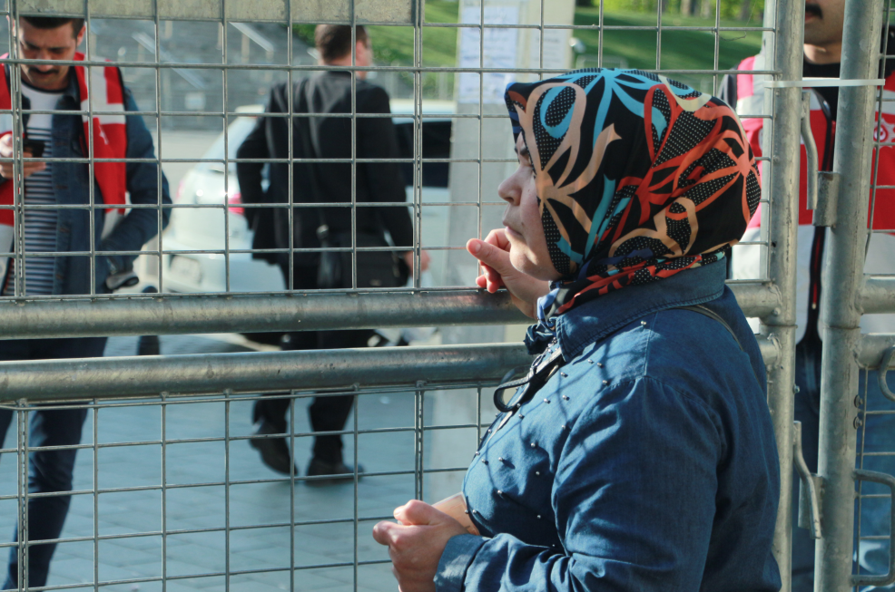 İşe gitmek isteyenlere Taksim’de bariyer engeli! Vatandaşlar isyan etti