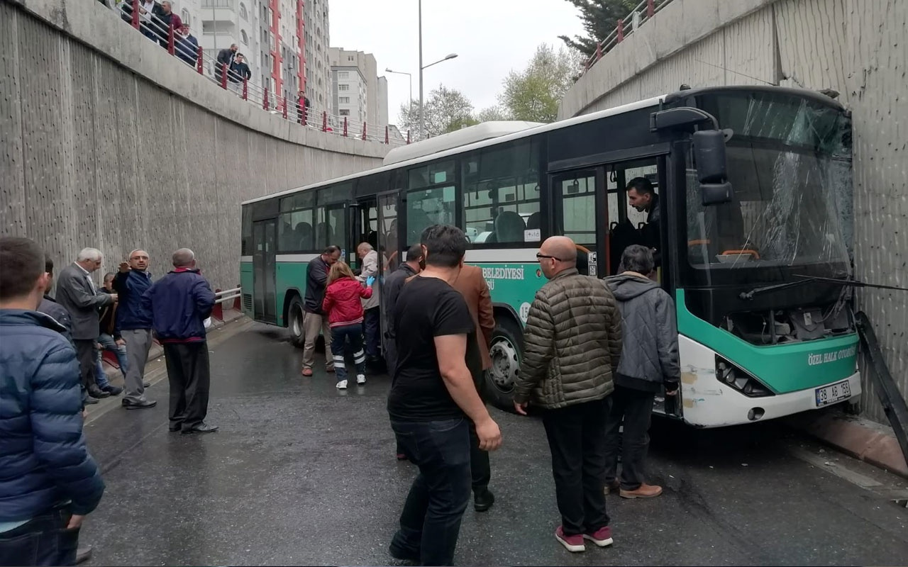 Özel halk otobüsü alt geçitte kaza yaptı