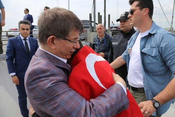 Ahmet Davutoğlu sosyal medyanın diline düştü! Olay yorumlar