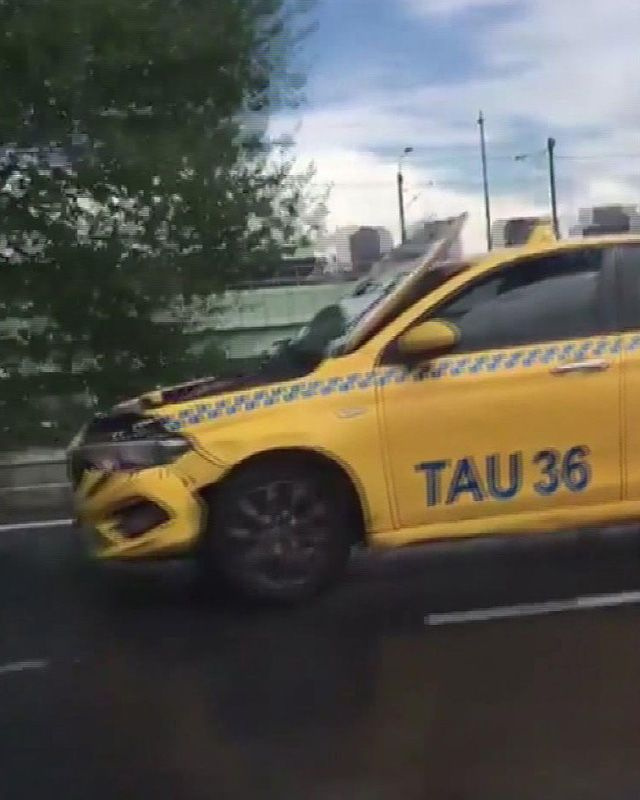 İstanbul'da kaputu açık ilerleyen taksi şaşkınlığı