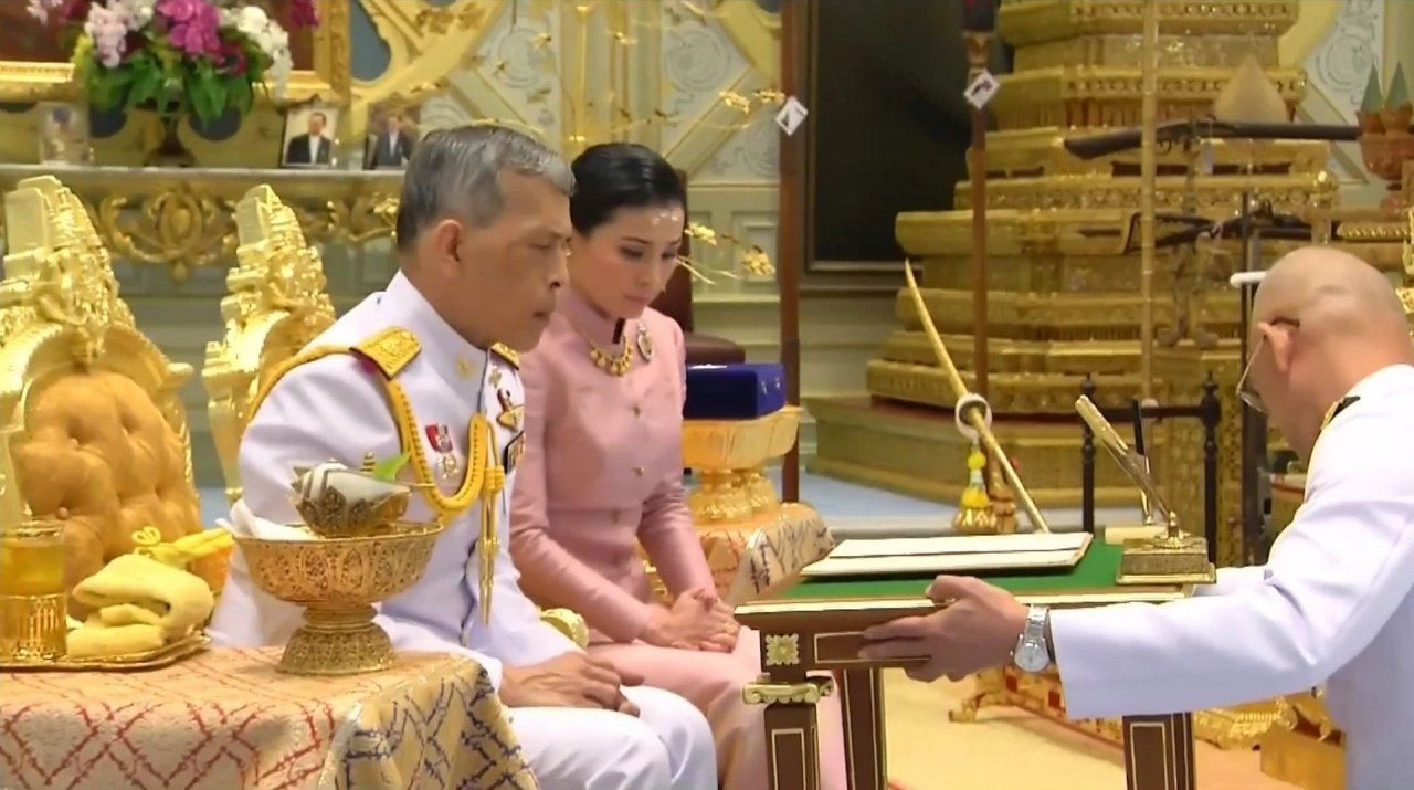 Tayland Kralı Maha Vajiralongkorn Orgeneraliyle evlendi ilginç görüntüler