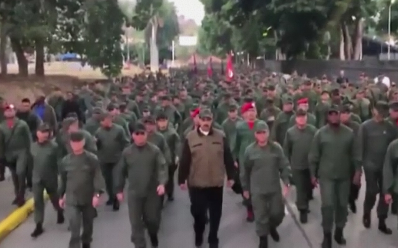 Maduro askerlerle birlikte yürüdü