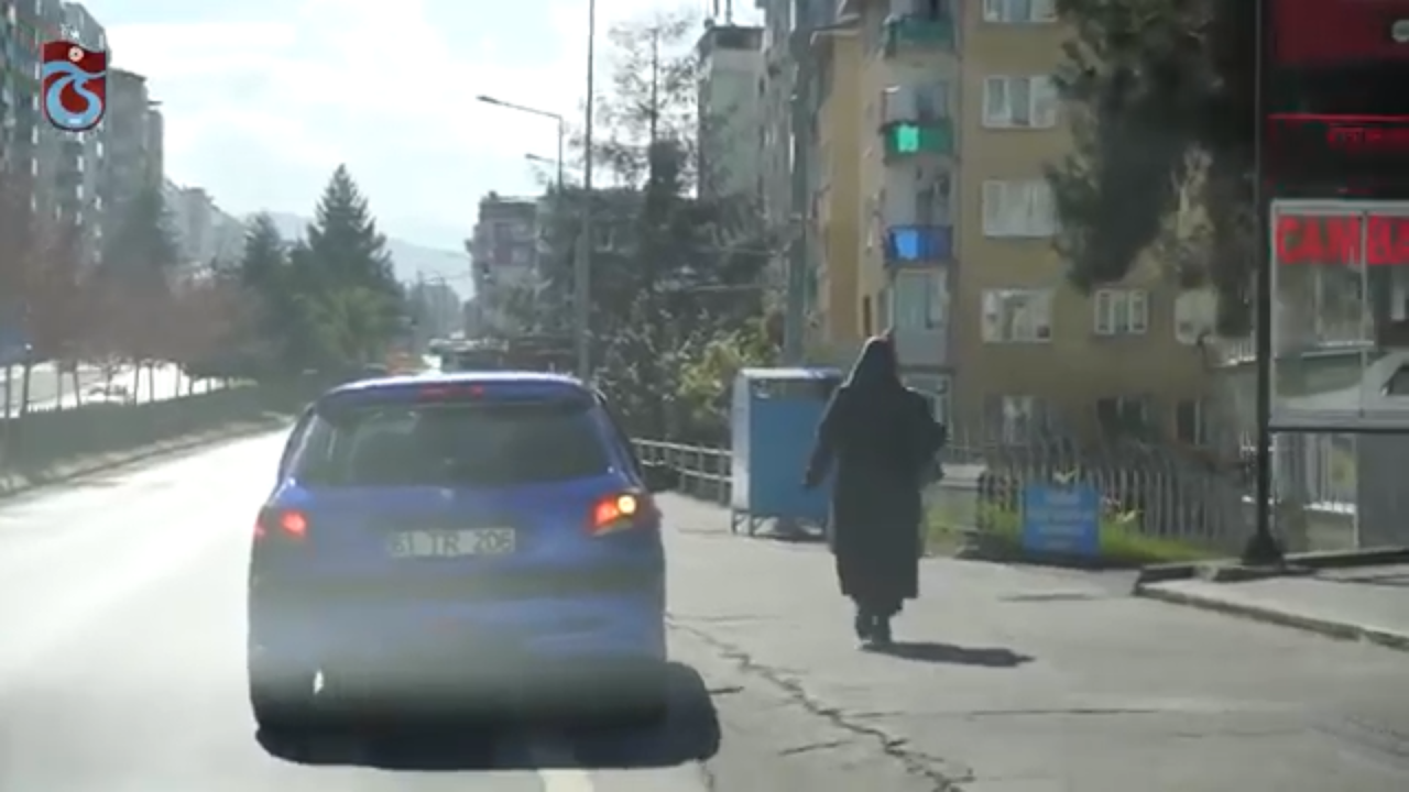 Trabzonsporlu Yusuf Yazıcı'nın bordo-mavi arabasıyla şehir turu