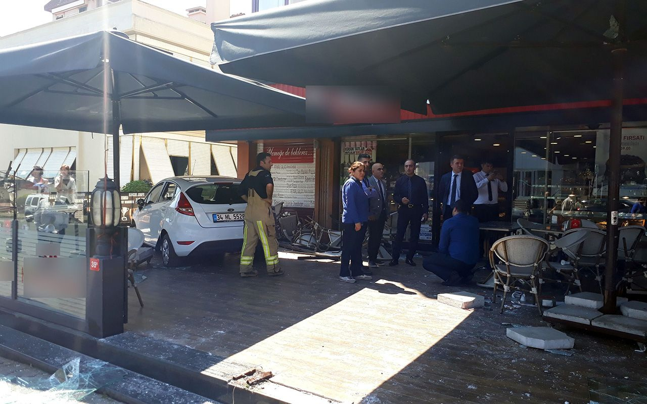 İstanbul Bakırköy'de otomobil kafeye daldı
