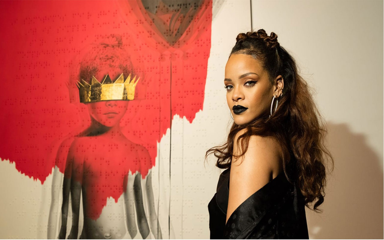 Rihanna iç çamaşırlarıyla nefes kesti markasıyla rekor kırmıştı