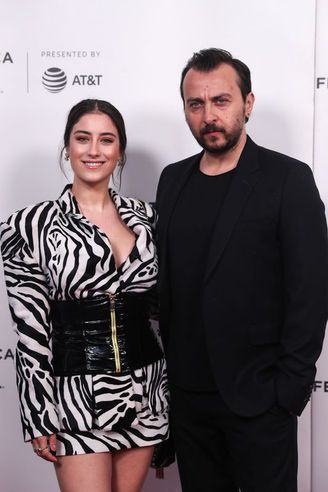 Hazal Kaya çılgına döndü! Eşi Ali Atay'la ilgili yoruma çok sinirlendi