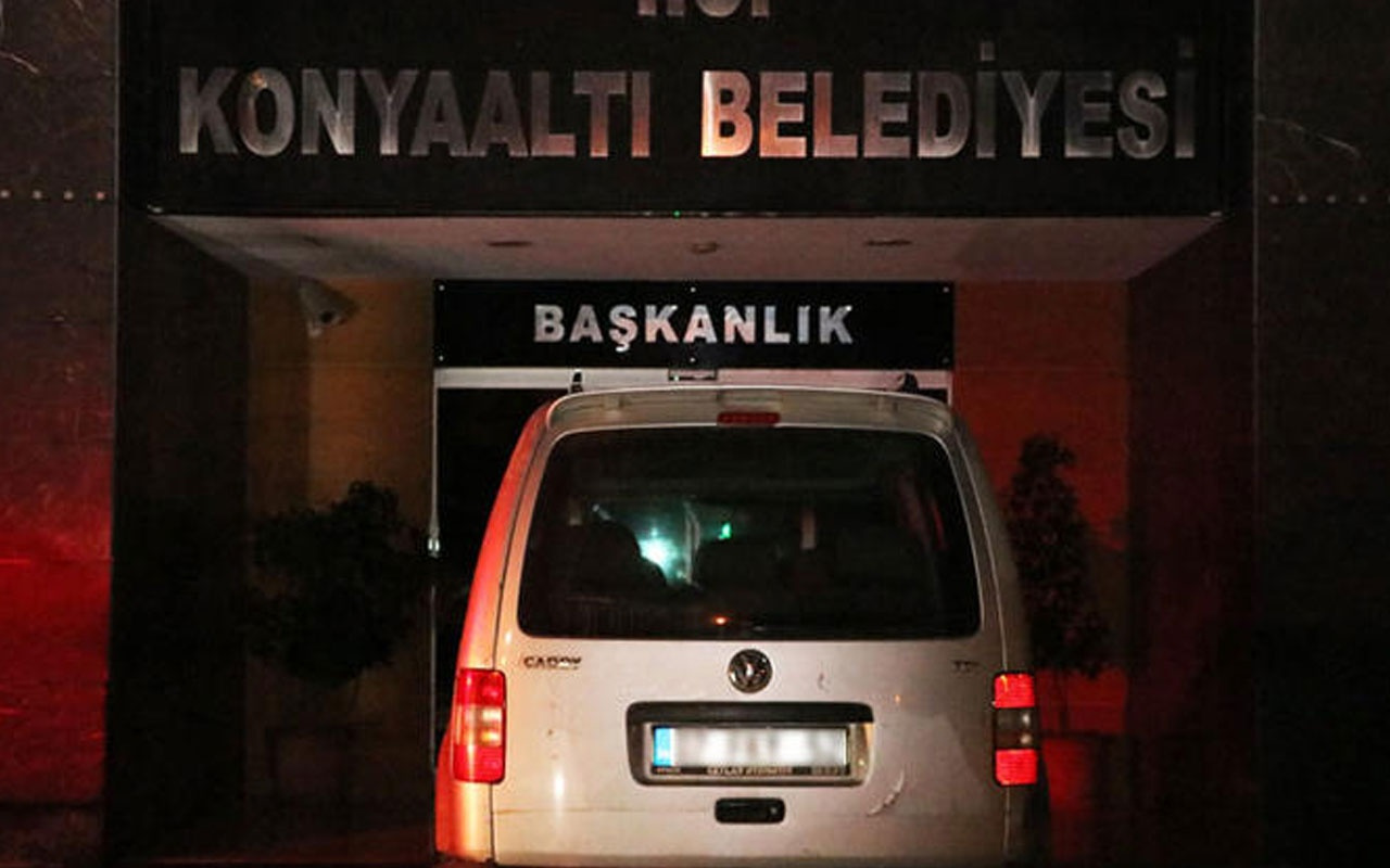 Antalya'da, alkollü sürücü kamyoneti ile belediye binasına girecekti