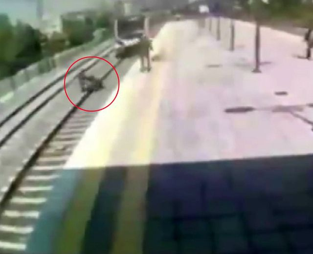 Trenin önüne atlayıp intihara kalkışan kadını kurtardı