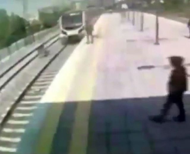 Trenin önüne atlayıp intihara kalkışan kadını kurtardı