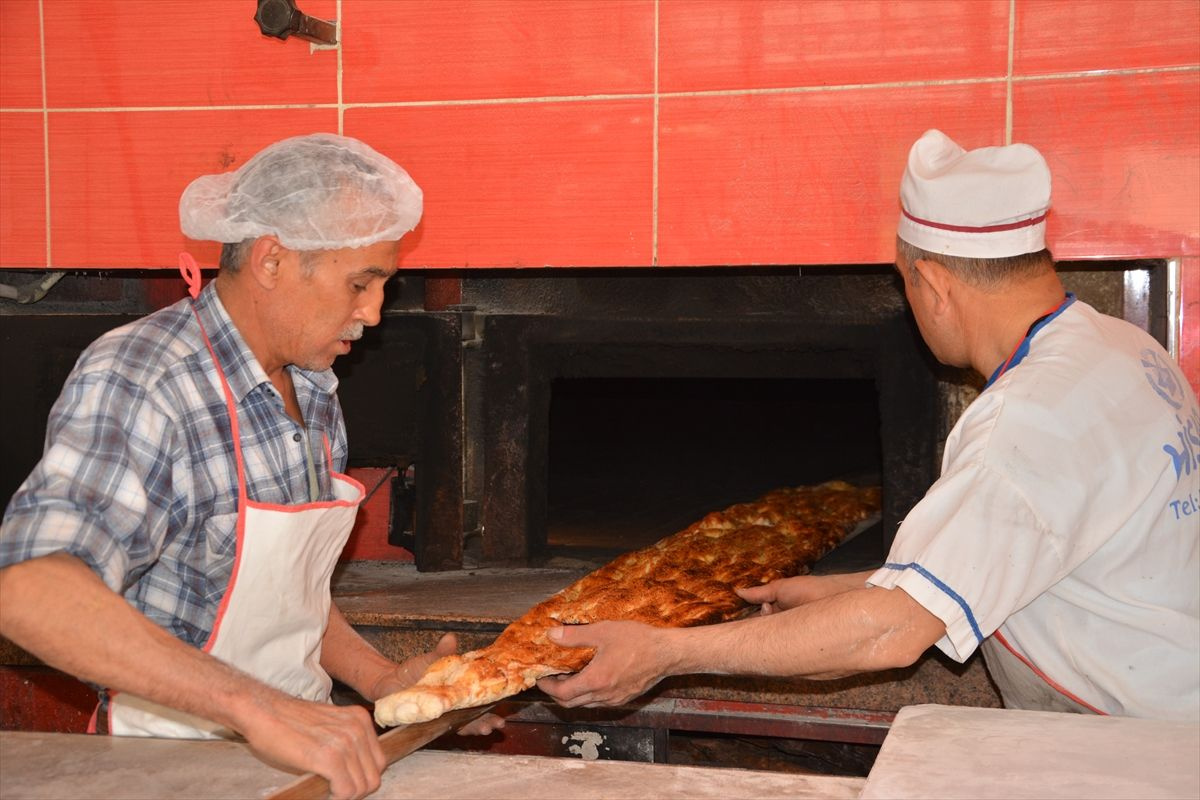 Manisa'da pişirilen 3 metrelik Ramazan pidesi bakın kaça satıldı