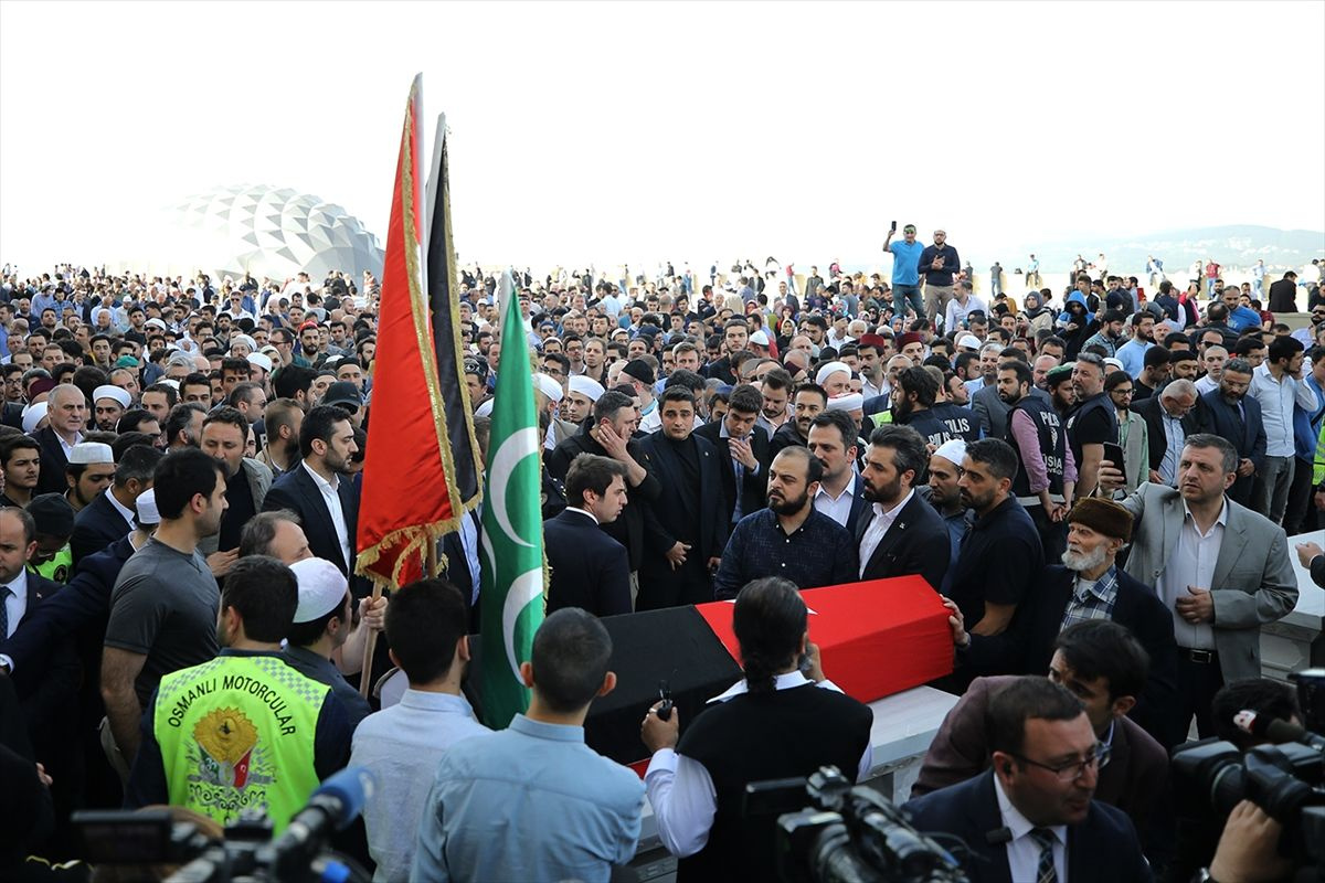 Kadir Mısıroğlu cenaze töreninde dikkat çeken detay tabutuna sarıldı
