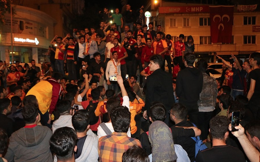 Galatasaray taraftarları sokağa döküldü liderlik işte böyle kutlandı