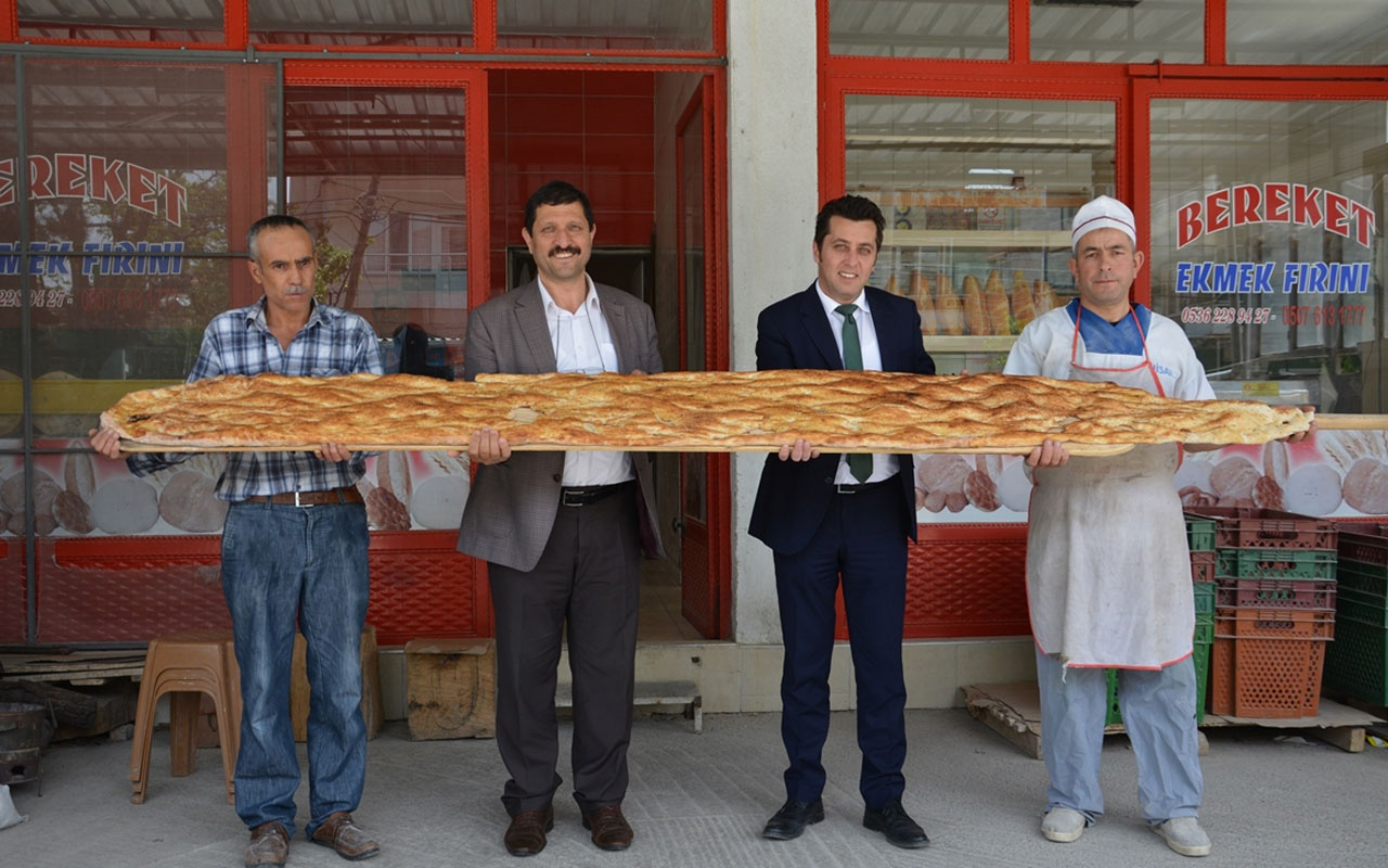 Manisa'da pişirilen 3 metrelik Ramazan pidesi bakın kaça satıldı