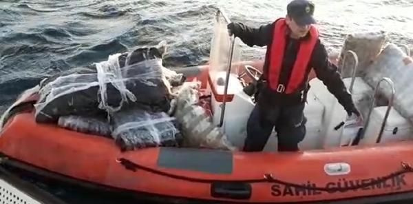 Balıkesir'de 1 tonluk uyuşturucu tekneyi batırdı