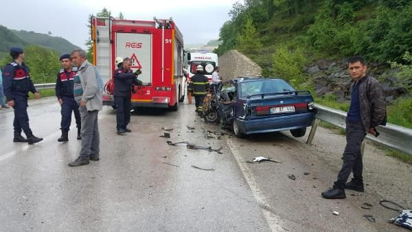 Düzce'de minibüsle otomobil çarpıştı 1 ölü 1 yaralı