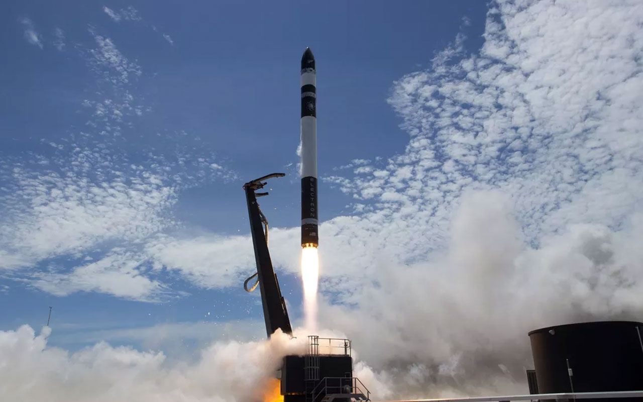 ABD Hava Kuvvetleri adına 3 uydu yörüngeye fırlatıldı