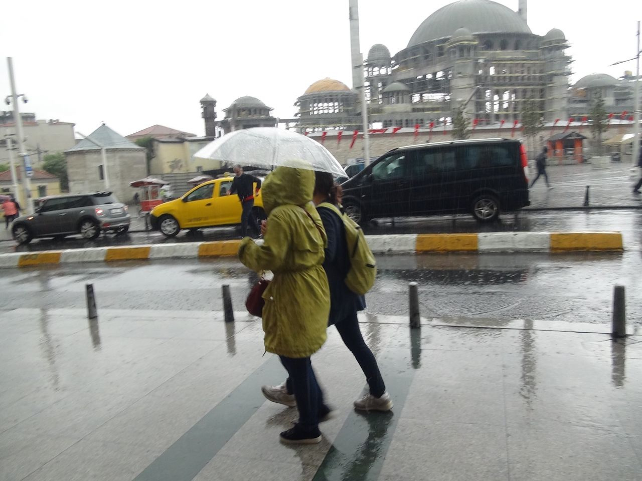 İstanbul sağanak yağışa teslim oldu gözyüzündeki o görüntü şok etti