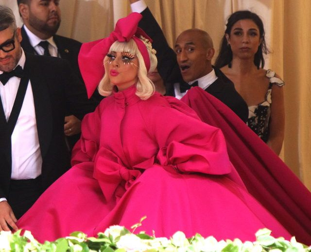 Dünyaca ünlü yıldız Lady Gaga Met Gala'ya damgasını vurdu!