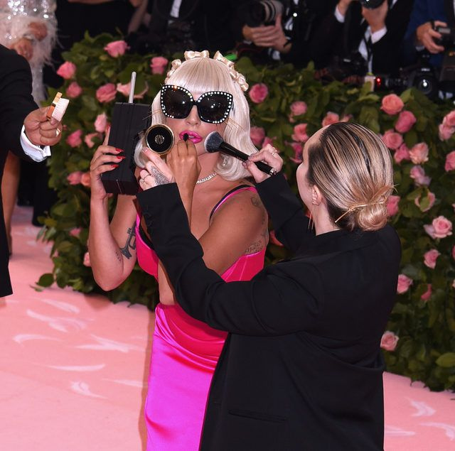 Dünyaca ünlü yıldız Lady Gaga Met Gala'ya damgasını vurdu!