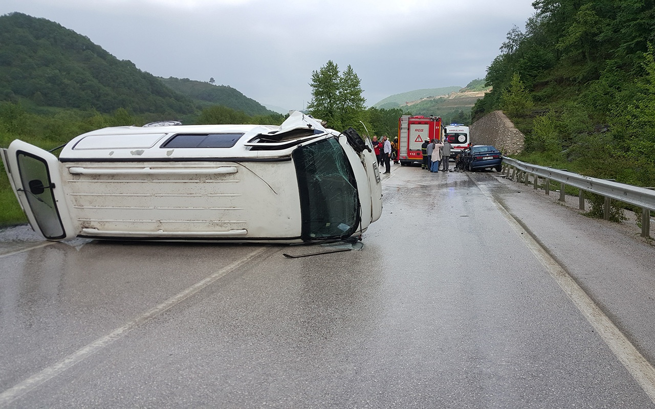 Düzce'de minibüsle otomobil çarpıştı 1 ölü 1 yaralı