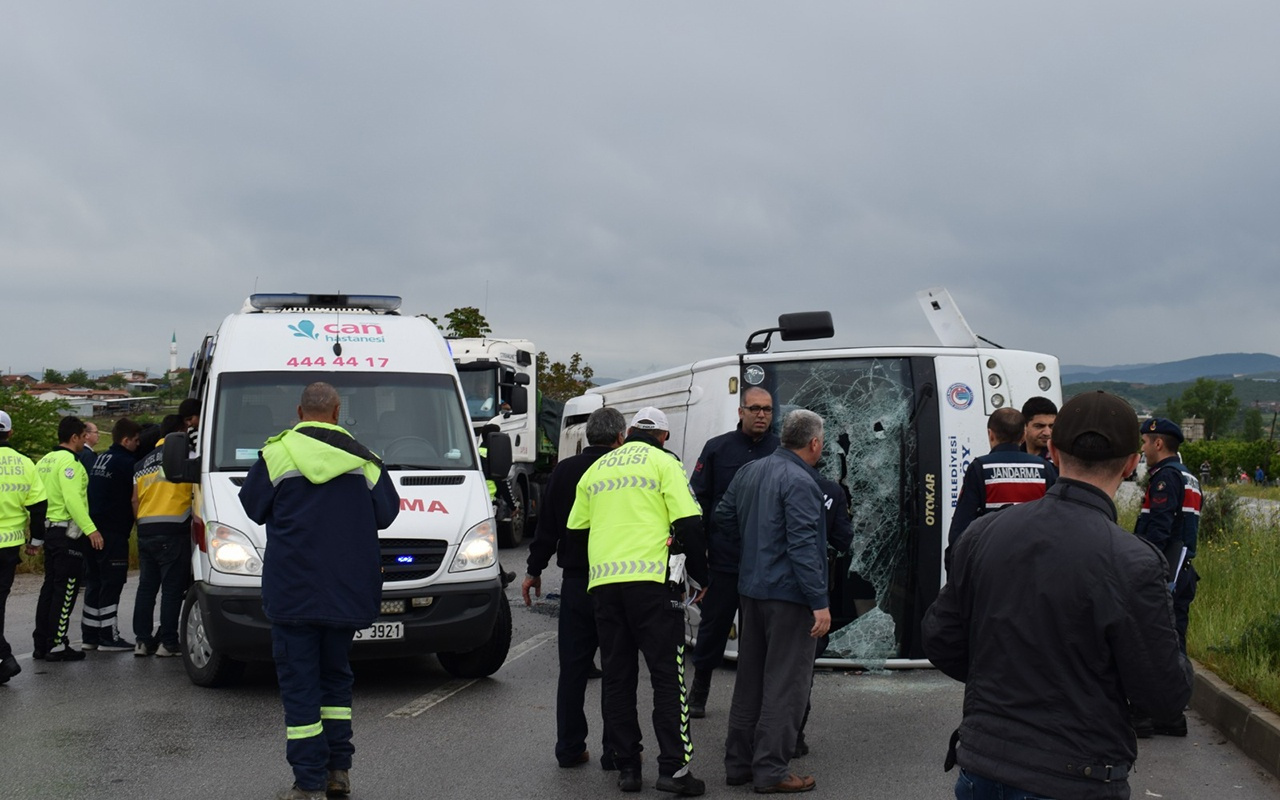 Çanakkale'de öğrencileri taşıyan minibüs devrildi 25 yaralı