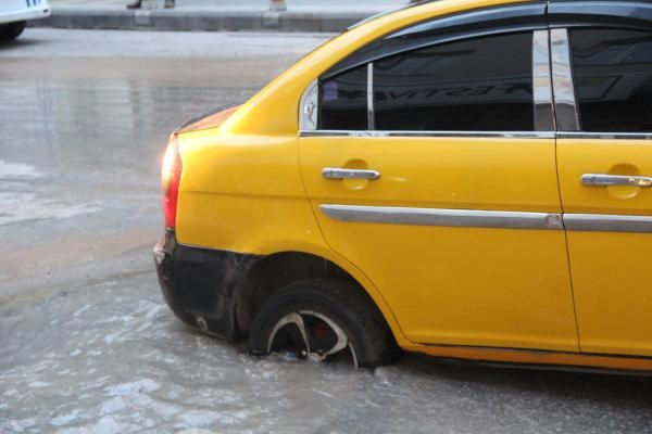 Malatya'da yol çöktü Taksi çukura düştü