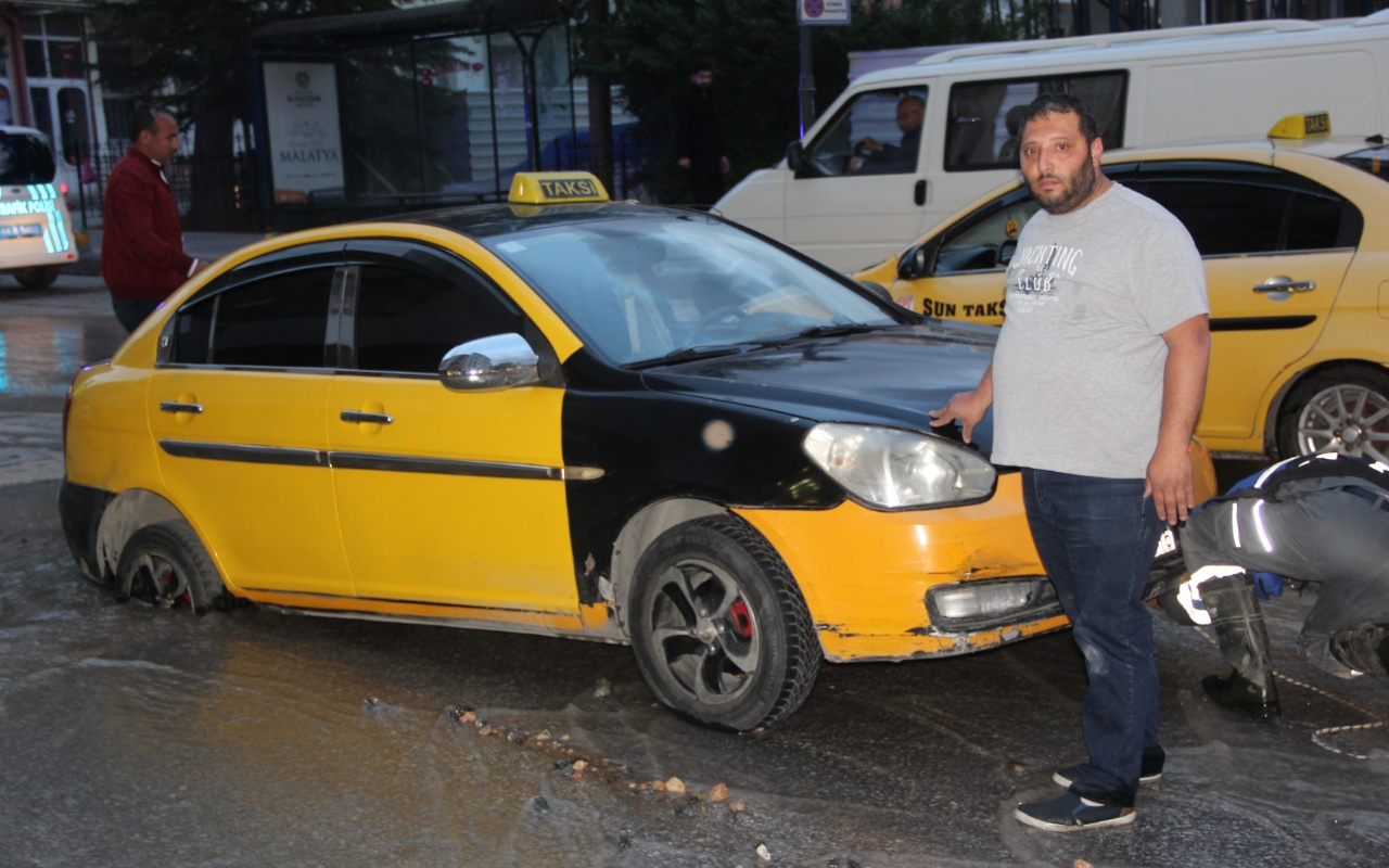 Malatya'da yol çöktü Taksi çukura düştü