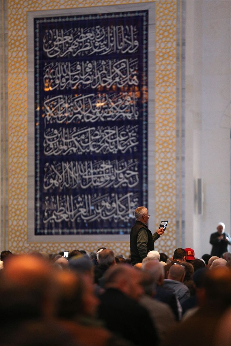 Büyük Çamlıca Cami'de ramazanın ilk cuma namazı kılındı