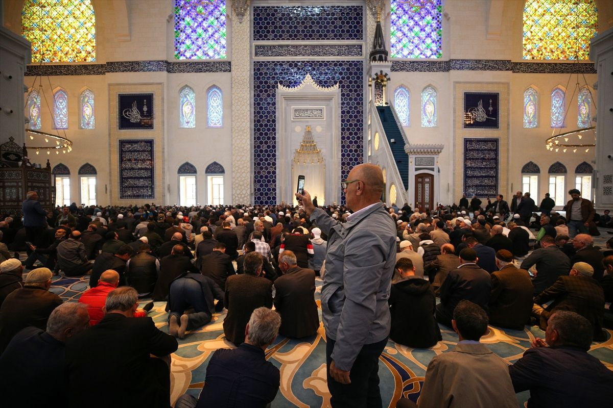 Büyük Çamlıca Cami'de ramazanın ilk cuma namazı kılındı