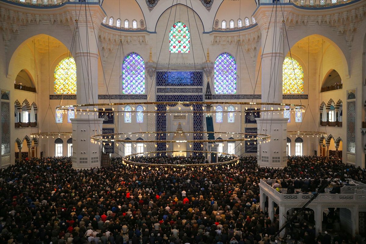 Büyük Çamlıca Cami'de ramazanın ilk cuma namazı kılındı