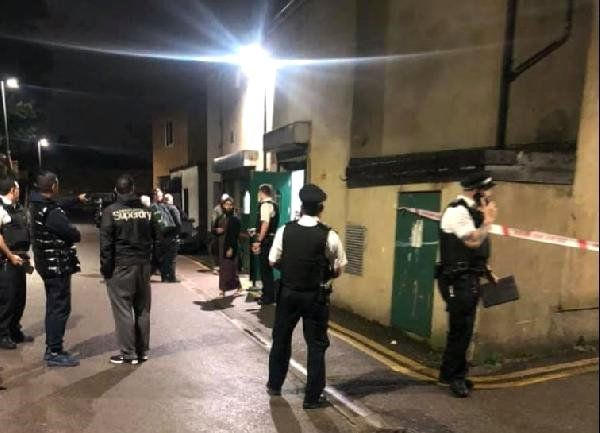 Londra'da camiye zorla girmek isteyen silahlı saldırganı cemaat engelledi