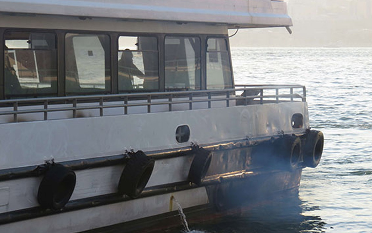 İstanbul'da yolcu teknesi alevlere teslim oldu