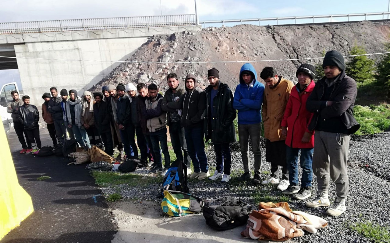 Durdurulan kamyonun kasasından 33 kaçak göçmen çıktı