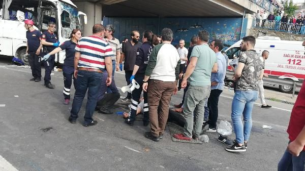 Kocaeli'de işçi servisi ile hafif ticari araç çarpıştı 1 ölü 15 yaralı