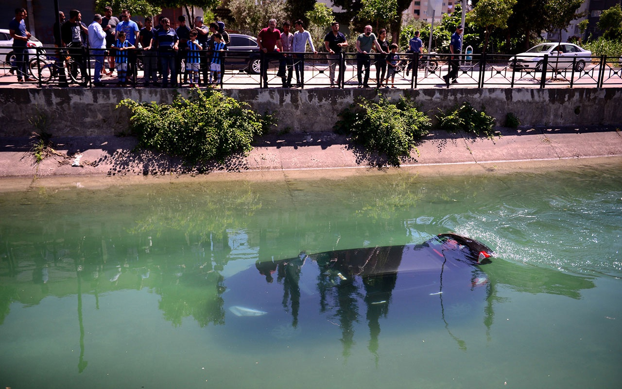 Adana'da otomobil sulama kanalına uçtu