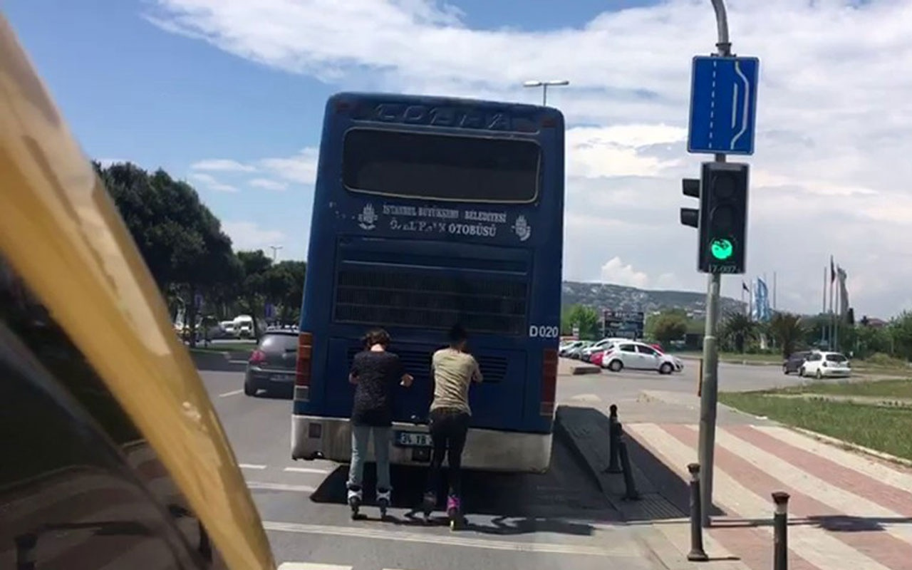 Otobüsün arkasında seyahat edip akrobatik hareketler yaptılar