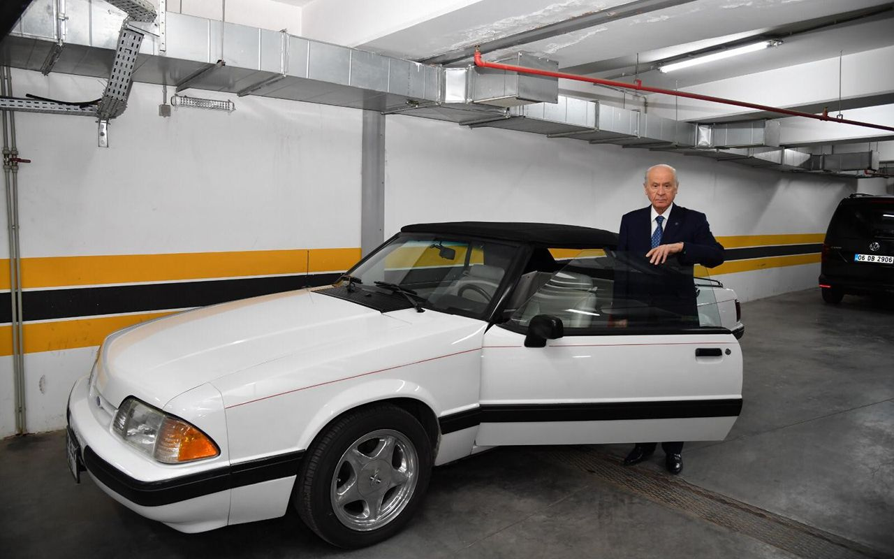 Devlet Bahçeli klasik Mustang aracını Baki Ersoy'a hediye etti