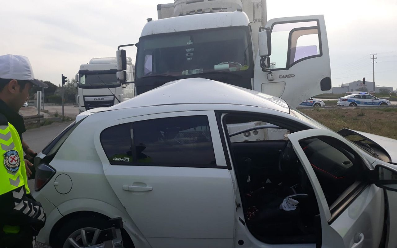 Bursa'da kırmızı ışıkta geçen kamyon otomobili biçti 1 ölü 1 yaralı