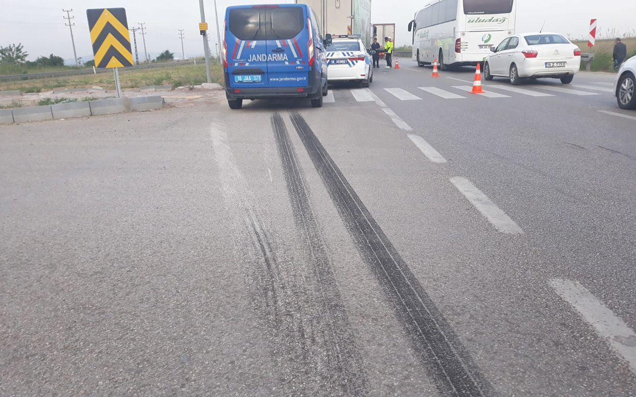 Bursa'da kırmızı ışıkta geçen kamyon otomobili biçti 1 ölü 1 yaralı