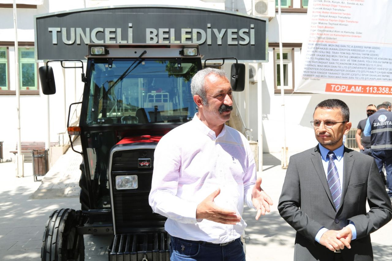 Tunceli'nin Komünist Başkanı Mehmet Fatih Maçoğlu'na traktör hediye etti